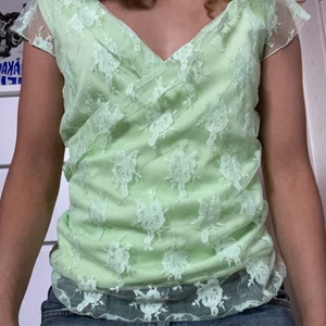 Grön top - Jättefin o 90s vibes grön top! Använder tyvärr inte då jag har massa andra tröjor. Den är i storlek L men mer som en S/M. Köpare står för frakten, kan också mötas upp i Sthlm! 