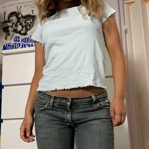 Prickig top - Jättesöt prickig top! Men använder tyvärr inte. Köpare står för frakten, kan också mötas upp i Sthlm <3