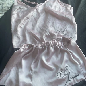 Mjukis set från bubbelroom - Rosa set linne+ shorts från bubbelroom storlek 36