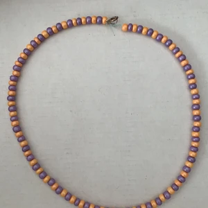 (halsband) - (handgjorda halsband) det kostar 20 kr och köparen betalar frakten😃💛🧡❤️ 