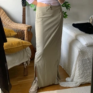 cool kjol - cool kjol! stretchig med fake fickor och dragkedjor längst ner! kan bäras lågmidjat, och då blir det y2k stuk!