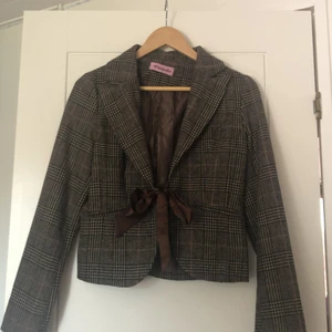 St 34/36 - säljer den för 50kr. Aldrig använd då den va för liten från början. Kan mötas upp i central Stockholm eller du står för frakt. Om många är intresserade så blir de budgivning på kavajen/jackan