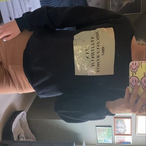 svart sweatshirt  - säljer en svart sweatshirt med tryck på! jätte fin och skön 💎💎