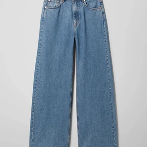 weekday-byxor i modellen ’Ace’ - jag säljer mina näst intill oanvända Ace-jeans för att jag ska flytta och min stil har förändrats. pris kan diskuteras vid snabb affär. kan frakta och även mötas upp i stockholm. byxorna sitter bra på min och jag är 170 cm lång❤️