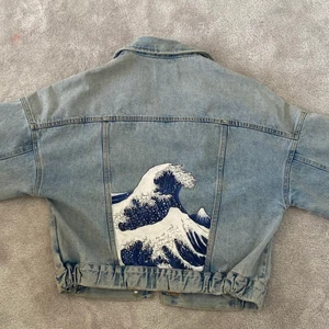 Jeansjacka - Säljer denna jeansjacka som ursprungligen är från Zara, det har i efterhand målats ett fint motiv på baksidan av jackan, som gör jackan alldeles unik!💜 Säljs pga att den inte längre används! Storlek: XS (men lite oversized). Säljs för 250kr (OBS köparen står för frakt!) :)