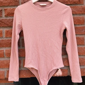 Ribbad body 💗 - Jättefin gammelrosa body i ribbat material från Chiquelle!