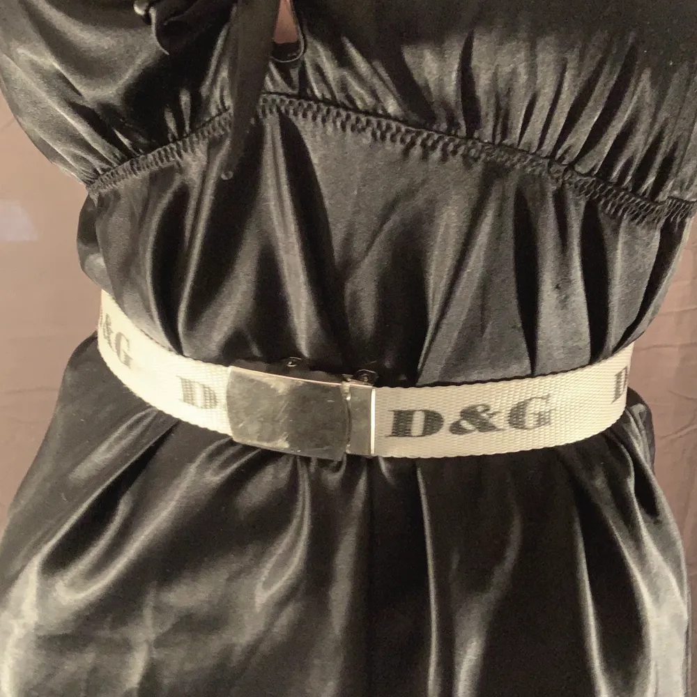 Vitt bälte med svart text från D&G. Fint skick.. Accessoarer.