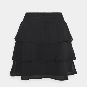 Volang kjol  - Säljer min jätte populära volang kjol från Zalando i storlek 34. Kjolen är slutsåld på deras hemsida. Skulle säga att det är en Xs-S. Buda från 200 eller köp direkt för 550kr+frakt. Använd 1-2 gånger och säljer då den allt för sällan används. Är osäker om jag vill sälja den, beror på vad priset går upp i. Var inte blyga om att fråga om fler bilder. 