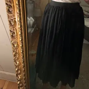 Fin lite längre svart kjol från na-kd i strl 38 men passar även mig som vanligtvis har strl 34. Aldrig använd. Frakt - 66kr