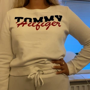 Tommy Hilfiger tröja  - Tröjan är i nyskick! Köpt för 1200kr