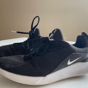 Svarta nike skor, storlek 40 - Svarta nike skor med vita detalijer, använt, lite slitna på framsidan, men annars i bra skick. I storlek 40