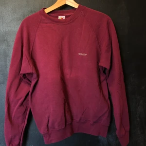 Fruit of the loom - Vinröd vintage sweatshirt i fint skick. 