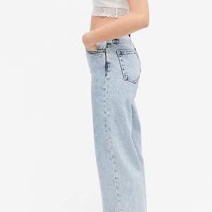 Säljer dessa balla jeans från monki då de inte kommer till användning. Väldigt bra skick. Köpt för 400kr, säljer för 260. Pris kan diskuteras vid snabb affär💕💕