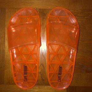 Orangea ”gelé” tofflor - Genomskinliga tofflor/slides i storlek 40 från Fashion Nova. Använda högst 5 gånger.