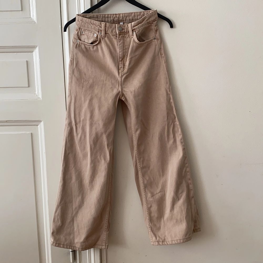 đžVida jeans frĂ„n Weekday i modellen âAceâđž storlek 25/30. I fĂ€rgen âsandâ. Som enligt mig Ă€r en ljus beige/brun fĂ€rg. Bild 3 Ă€r bild frĂ„n weekdays hemsida pĂ„ jeans i samma modell som de jag sĂ€ljer men i en annan fĂ€rg.(sĂ„ man kan se hur Jensen sitter pĂ„ en person) Jag Ă€r 169 cm och pĂ„ mig Ă€r de för korta (dĂ€rav sĂ€ljer jag de). De mĂ€ter ca 16-17 cm frĂ„n dĂ€r jeansen slutar pĂ„ mitt ben till marken. InnerbenslĂ€ngden Ă€r ca 65 cm. Jeansen Ă€r bara anvĂ€nda ett fĂ„tal gĂ„nger och har inget tecken pĂ„ anvĂ€ndning! De Ă€r Ă€ven nytvĂ€ttade. Fraktkostnaden betalar köparen. PS jag sĂ€ljer samma modell av jeans i samma storlek i fler fĂ€rger i min profilđđđđ om flera Ă€r intresserade blir det budgivning!!. Jeans & Byxor.