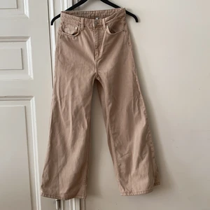 Vida jeans - WEEKDAY Ace High Wide Jeans - Vida jeans från Weekday i modellen ”Ace”. I färgen ”sand”. Bild 3 är bild från weekdays hemsida på jeans i samma modell som de jag säljer men i en annan färg. Jag är 170 och på mig är de för korta därför säljer jag de. Bara använda ett fåtal gånger och har inget tecken på användning. Säljer samma modell i flera färger, så kolla min profil!