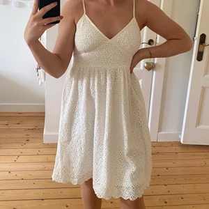 Broderad klänning - En vit klänning som jag aldrig har använt tyvärr. Den är i väldigt fint skick🤗