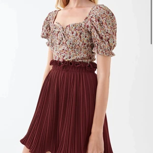 Gina kjol 36 - Söt kjol från Gina i storlek 36, den är slutsåld! Supersöt röd färg, superskönt kjol också! Passar även en 34 skulle jag säga! ❤️