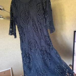 Klänning strl 40 - Säljer nu min fina klänning som jag bara använt en gång på ett bröllop och sedan hängt i garderoben. 