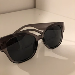 SOLGALSÖGON  - säljer mina favoritsolglaaögon! Älskar dessa då färgen passar toppen till sommaren! Bra skick❤️ hör av er vid frågor 😜