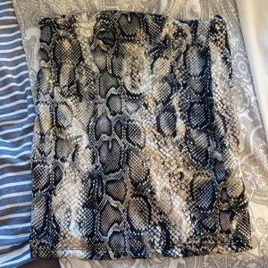 Bandå topp - Bandå topp i ormmönster storlek S, köpare står för frakten