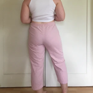 Ljusrosa byxor - Ljusrosa svala byxor, perfekta nu i sommar. 💗 Märkta som en XL men funkar för en L också då de har snörning i midjan. 🌸 Har en liten fläck på baksidan, se bild. Annars i fint skick. Jag är 163 cm lång. 