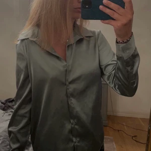 Samsoe Samsoe blus  - Såå fin sidenliknande blus/skjorta från Samsoe. Använd Max 2 gånger så den är i nyskick. Storlek XS men passar även mig som är en S. 🧚💜 Nypris 800 kr. 