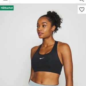 Nike sport bh - Helt oanvänd sport bh från Nike, endast testad 2 gånger. Bra kvalitet dock var den för liten för mig därav säljer jag den. Jag skulle säga att den är som en helt vanlig xs, varken större eller mindre. Nypris 399kr🙂 frakt inkluderat i priset!
