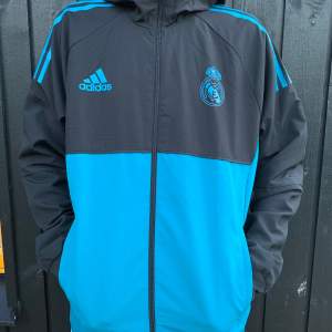 Adidas kofta som är real Madrids tränings vindjacka. Riktigt skönt när man tränar fotboll och det blåser lite. Köpt från adidas för 700kr men jag säljer den för 300kr