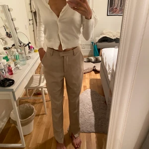 Kostymbyxor  - Super fina kostymbyxor som blivit för små för mig, från nakd i storlek 34. Nypris 499kr säljer för 200kr🧡 Använda 2 gånger!!