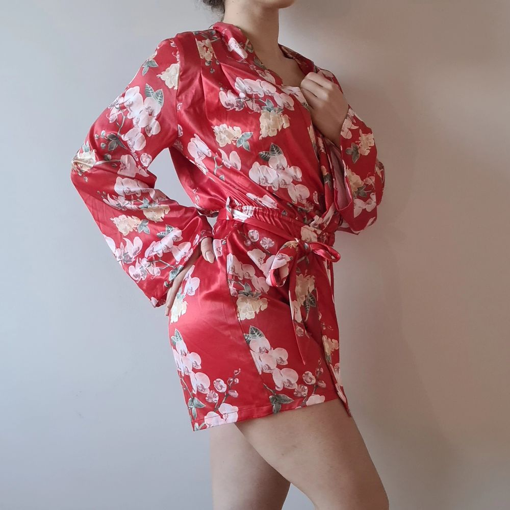 Hannalicious x NA-KD kimono playsuit, storlek 36, röd. Väldigt skönt, lent, lite halkigt & lätt material.. Shorts.