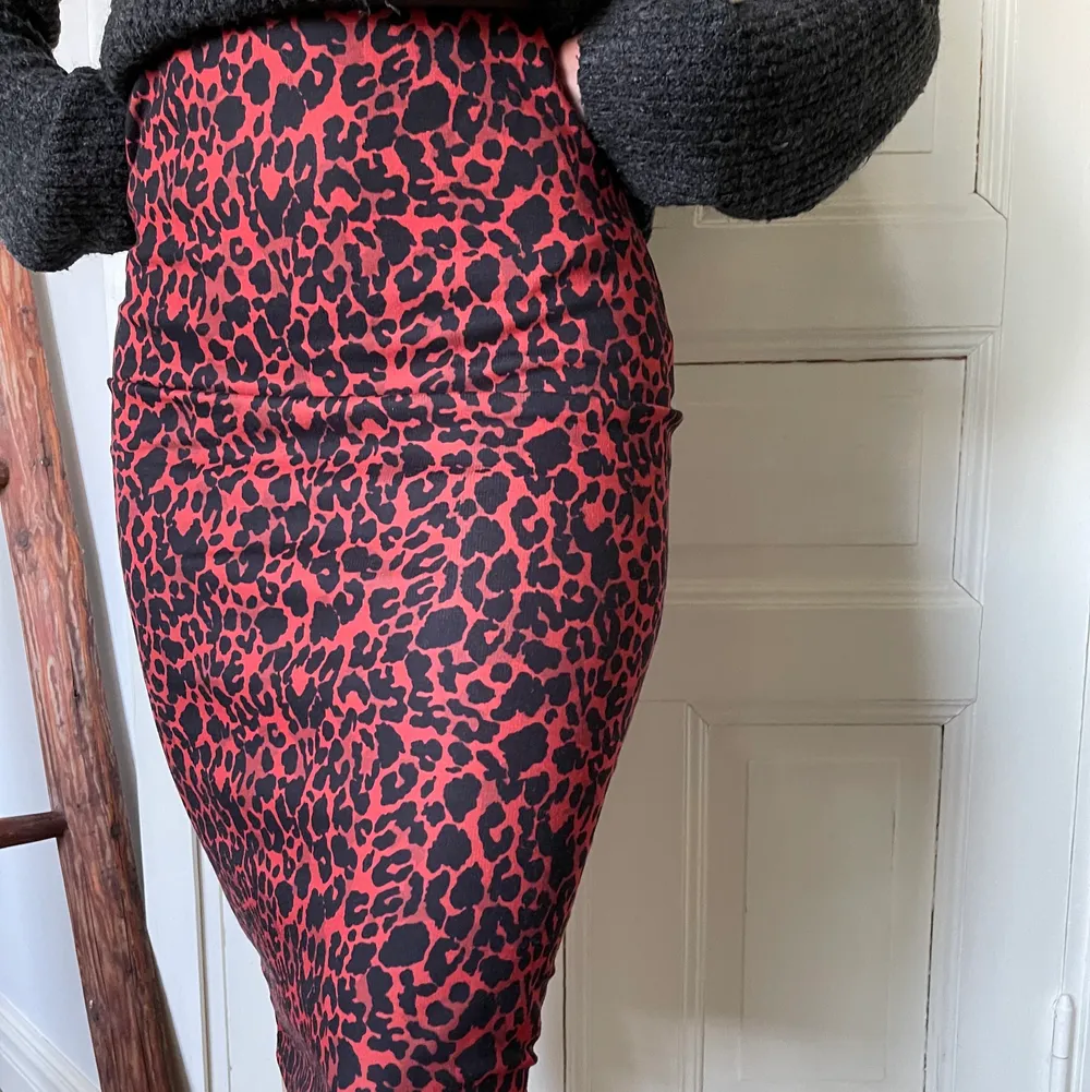 Röd- och svart leopardmönstrad kjol från zara!💜 Jättefin passform och skönt material! . Kjolar.
