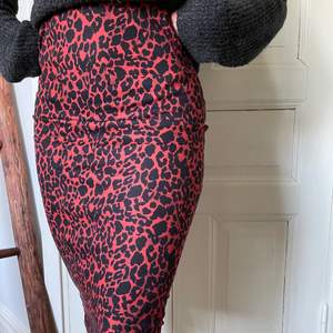 Röd- och svart leopardmönstrad kjol från zara!💜 Jättefin passform och skönt material! 
