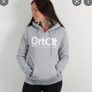 DirtCült hoodie - OANVÄND Dirtcült hoodie storlek S. Som jag vill bli av med som har legat hemma och inte har använts utan bara legat och tagit utrymme.                                Nypris är 600kr