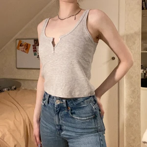 Kort linne - Ett kortare linne, inte riktigt croppad. Säljer pga att den inte används. Melerad.