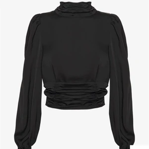 Blus med öppen rygg och knytdetalj - En skitsnygg blus med öppen rygg som man knyter från Gina tricot. Tyvärr är storleken för stor för mig sova har därav inte använt.  Storlek 34 🤍