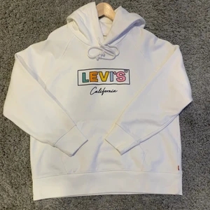 Levi’s hoodie. - Vanlig vit hoodie i storlek M, aldrig använd. Köpte för 300 kr, men säljer för 120.