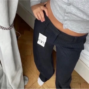 Randiga kostymbyxor  - Osäker på om det är samma modell, men säljer dessa randiga kostymbyxor ifrån Zara! Jag skulle säga att de är lite mer högmidjade i modellen ❤️ skulle säga att de passar XXS-S bäst! Kan självklart skicka fler bilder och tveka inte på att skriva till mig vid intresse eller fler frågor 🥰 köpare står för frakt! Budgivning om fler blir intresserade :) LÅNAD BILD