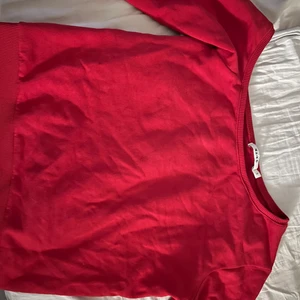 Röd långärmad tröja  - Säljer denna röda långärmade tröja från NAKD.                              Köpare står för frakt. Fråga vid funderingar. 