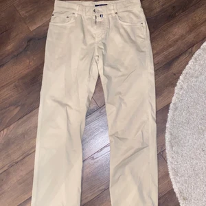 Lågmidjad byxa - Skitsnygga lågmidjade beigea byxor från gant. Sitter jättebra och är väldigt sköna, skicket är som nytt! Perfekt byxa nu när det börjar bli varmare ute! Byxorna är som sagt lågmidjade och straight i passformen. byxorna passar mig som vanligtvis har storlek s. Köparen står för frakten eller så kan jag mötas upp i Stockholm 💜💞 