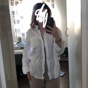 Helt oanvänd skjorta - Skjorta från h&m aldrig använd. Lite genomskinlig men det funkar super bra med ett vitt linne eller vilken topp som helst under!