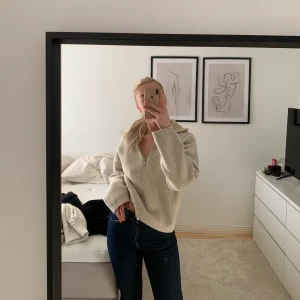 Beige tröja från hm  - En beige tröja från hm med zip, bra kvalite knappt använd. Lite kortare modell, normal i storlek 