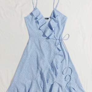 En väldigt fin klänning till sommaren. Knappt använd för råkade köpa två nästan likadana. 
