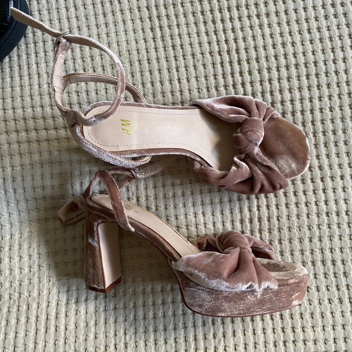 Klackar i sammet strl 36