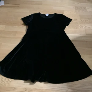 Forever 21 klänning stl 9/10 år  - Denna klänning har jag använt 3 ggr och den är sammet och är då för 9/10 åringar. Säljer den för att jag har växt ur den. 