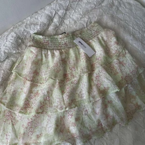 Volang kjol - Säljer denna oanvända sommarkjol från Gina Tricot med prislappen kvar. Kommer inte komma till användning då den är för stor för mig. Kontakta om du har frågor!!