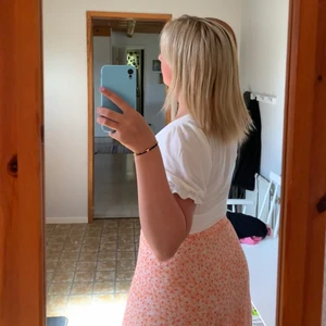 Hm kjol storlek L - En super fin och somrig kjol som jag använt en del men nu är för liten. Är i storlek L men passar superbra på en M. Det är en slits framtill och en dragkedja på sidan. Köparen står för frakten.🌸