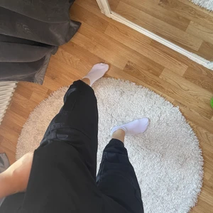Cargopants - Säljer mina fina cargopants då de tyvärr blivit för korta för mig i benen. Är 1,71 cm lång. Verkligen så coola med fickor och en lösare passform. 