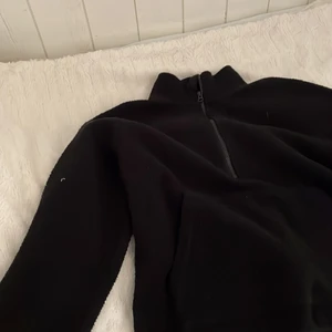 Fleece tröja  - Säljer en super fin fleece tröja, perfekt nu till våren och sena sommarkvällar 