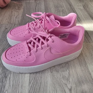 Nike air force stl 38,5 - Använda en gång. Lite smutsiga under men annars toppen skick.  